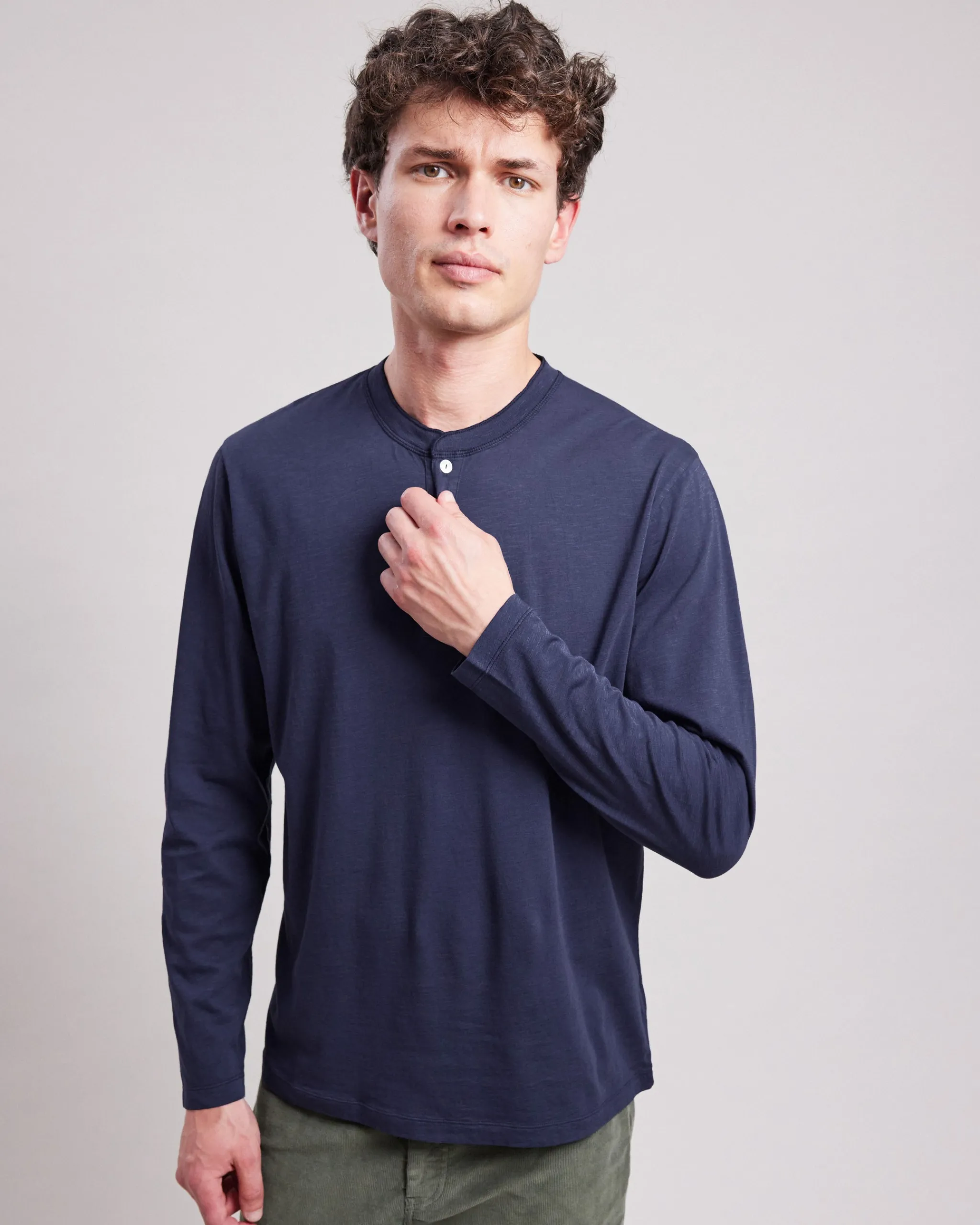 henley_tshirt_2.webp Henley T-shirt<Hartford Clearance