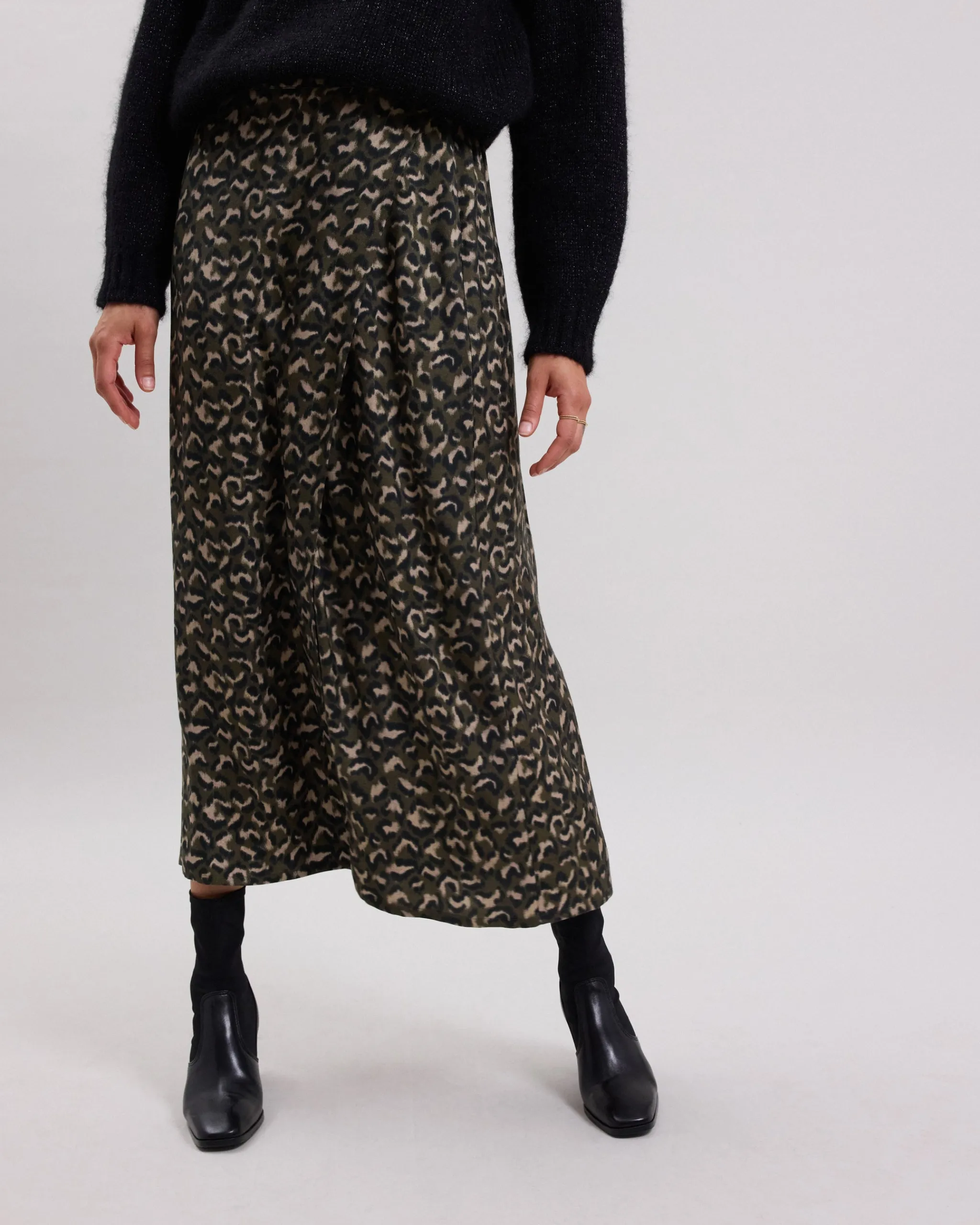 justesse_skirt_1.webp Justesse Skirt<Hartford Clearance