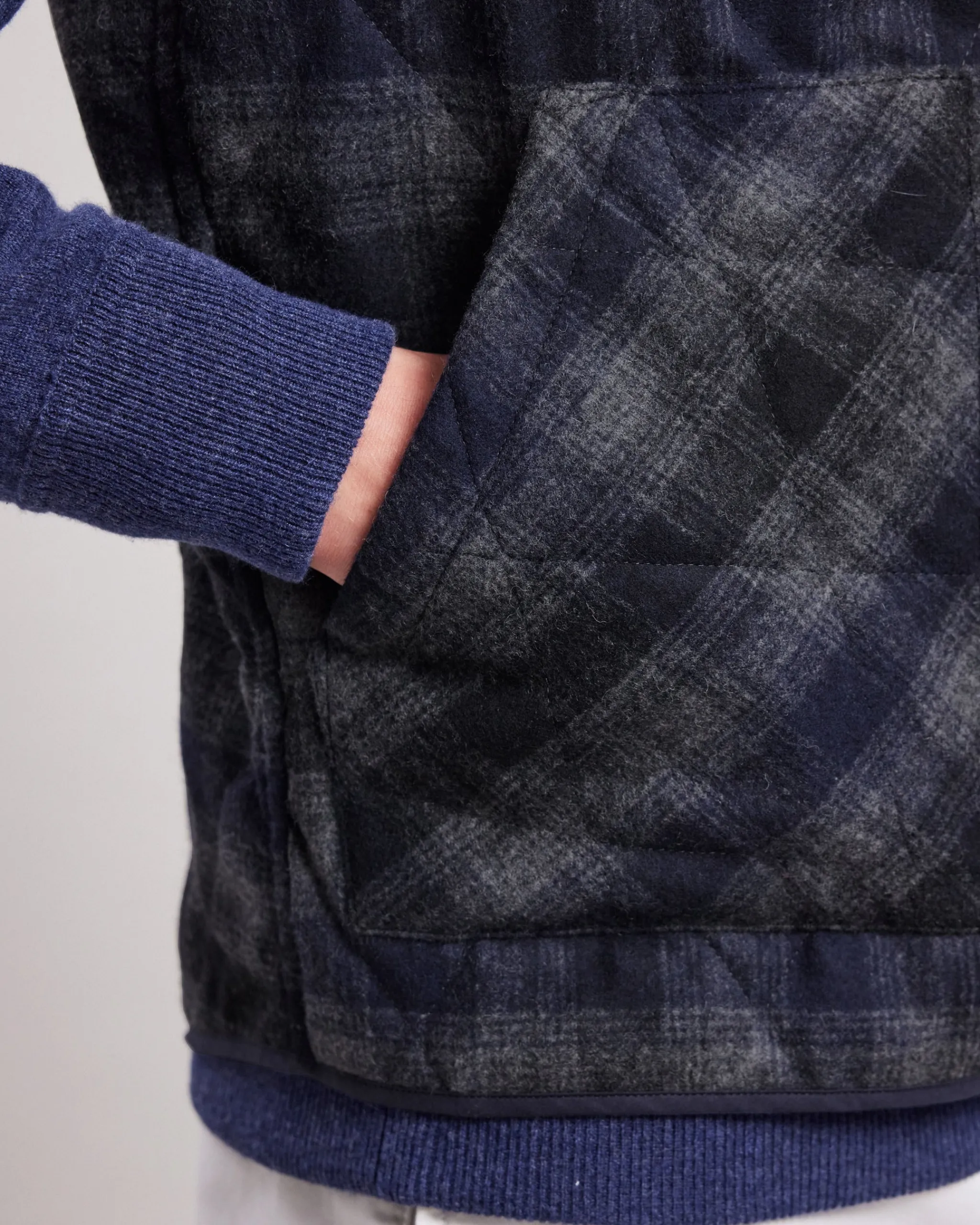 vince_vest_2-1.webp Vince Vest<Hartford Best Sale